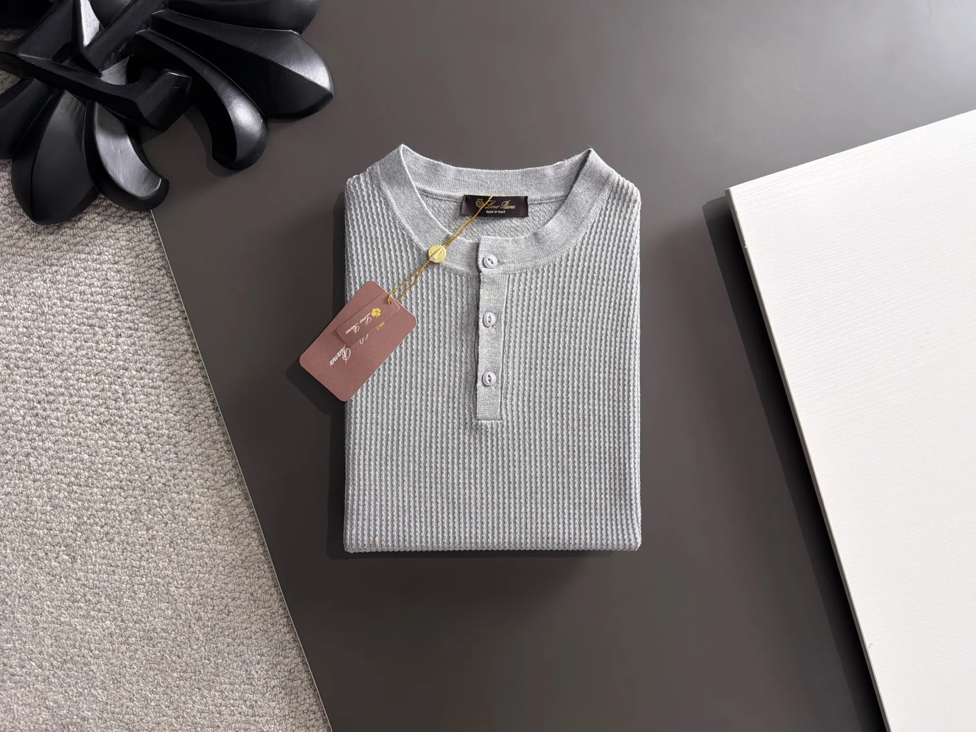 Next day shipment LP high quality Loro Piana 26ss New Arrival men's short-sleeved T-shirt Made of combed cotton yarn knitted cotton fabric, no pressure when entering and exiting the counter Exclusive control of raw materials It feels substantial when weighed, and the upper body is more textured than ordinary T-shirts. This texture can cope with the weather easily and is suitable for both hot and cold! Loose fit design, looks noble. The only correct version is available Size: M to XXXL